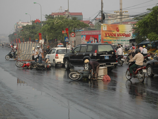 Nhiều người trượt ngã vì đường dính dầu