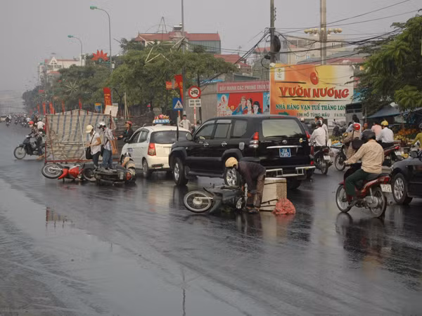 Nhiều người trượt ngã vì đường dính dầu