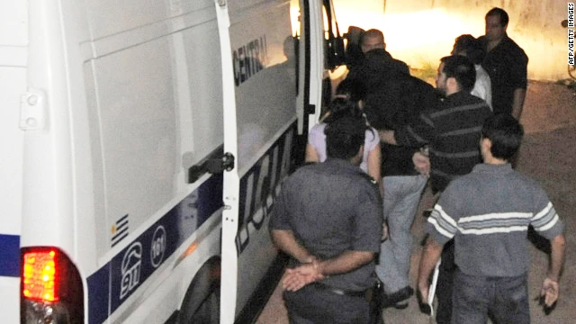 Cảnh sát áp tải hai đối tượng lên xe