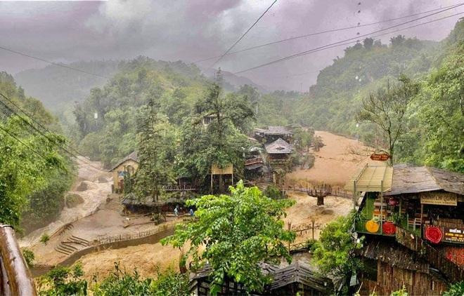 Nước lũ "bủa vây" Khu du lịch Cát Cát.