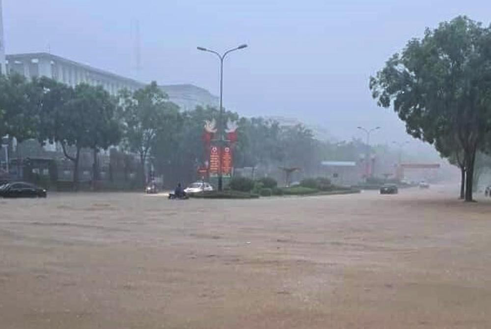 Đại lộ Trần Hưng Đạo (TP Lào Cai) trở thành "biển nước".