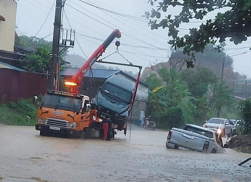 Cứu hộ phương tiện bị ngập trong nước.