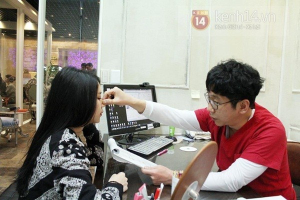 Bác sĩ đã chỉ ra là khuôn mặt Hạt Mít khá “béo” so với cơ thể. Nếu tiêm thuốc sau khi tiêm khuôn mặt sẽ nhỏ lại dần, cằm lộ ra rõ hơn, khuôn mặt vì thế cũng thanh thoát hơn. Cô gái Hà Nội rất vui vẻ và đồng ý với lời tư vấn này Bài viết: http://news.zing.vn/Theo-chan-hot-girl-Ha-Noi-di-tiem-nho-mat-tai-Han-Quoc-post378016.html Nguồn Zing News 