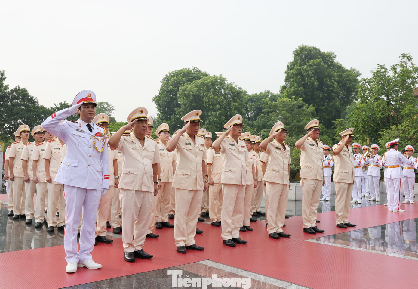 Đoàn đại biểu Đảng ủy Công an Trung ương và Bộ Công an đặt vòng hoa tại Đài tưởng niệm các Anh hùng liệt sỹ.
