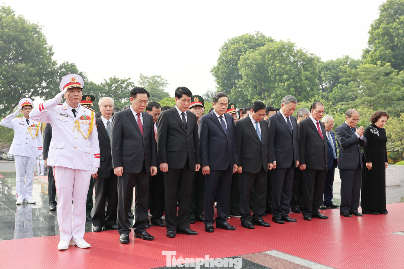 Các đồng chí lãnh đạo, nguyên lãnh đạo Đảng, Nhà nước tưởng niệm các anh hùng liệt sĩ.