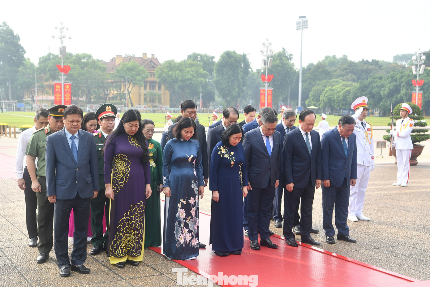 Đoàn đại biểu TP Hà Nội đặt vòng hoa, vào Lăng viếng Chủ tịch Hồ Chí Minh.