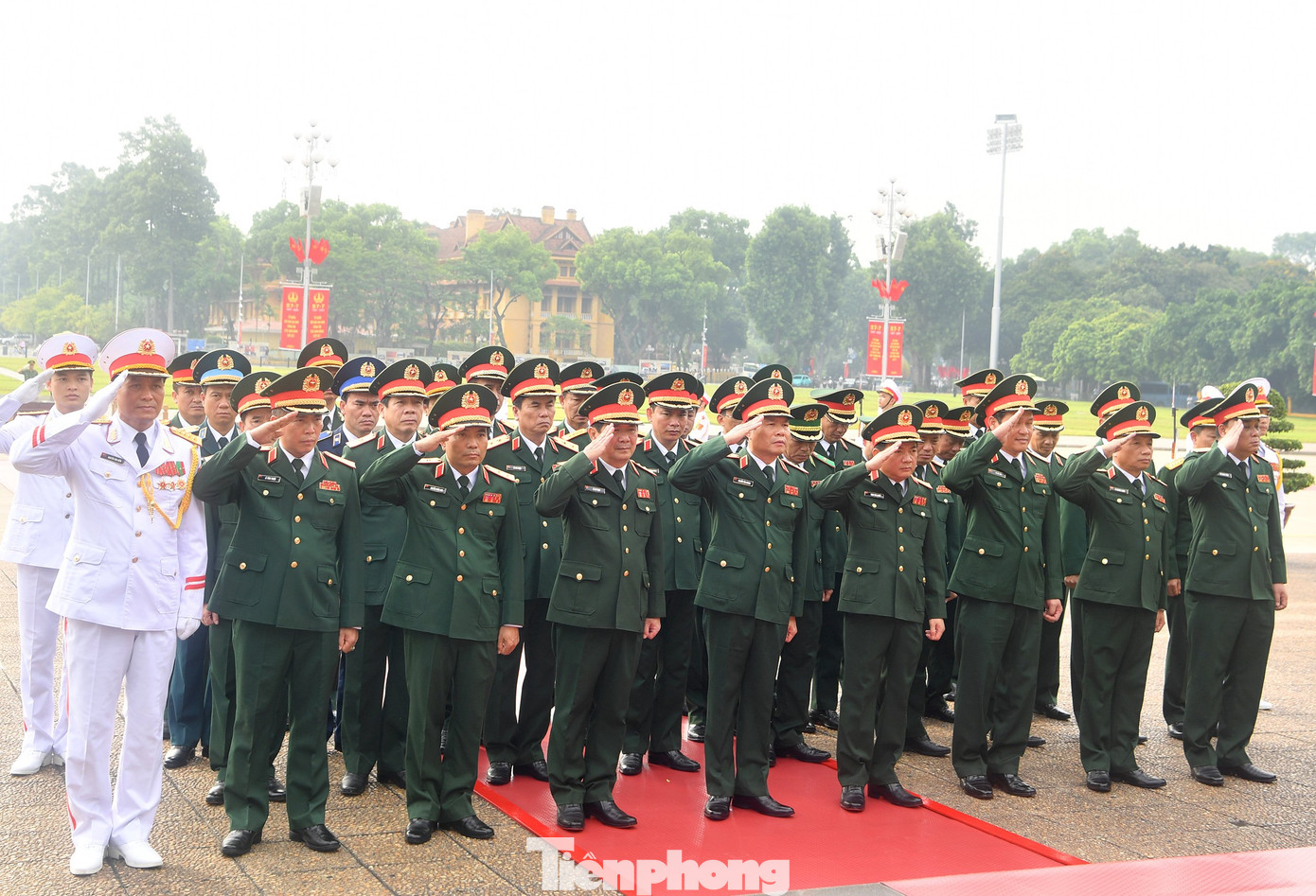 Đoàn đại biểu Quân uỷ Trung ương và Bộ Quốc phòng đặt vòng hoa, vào Lăng viếng Chủ tịch Hồ Chí Minh.