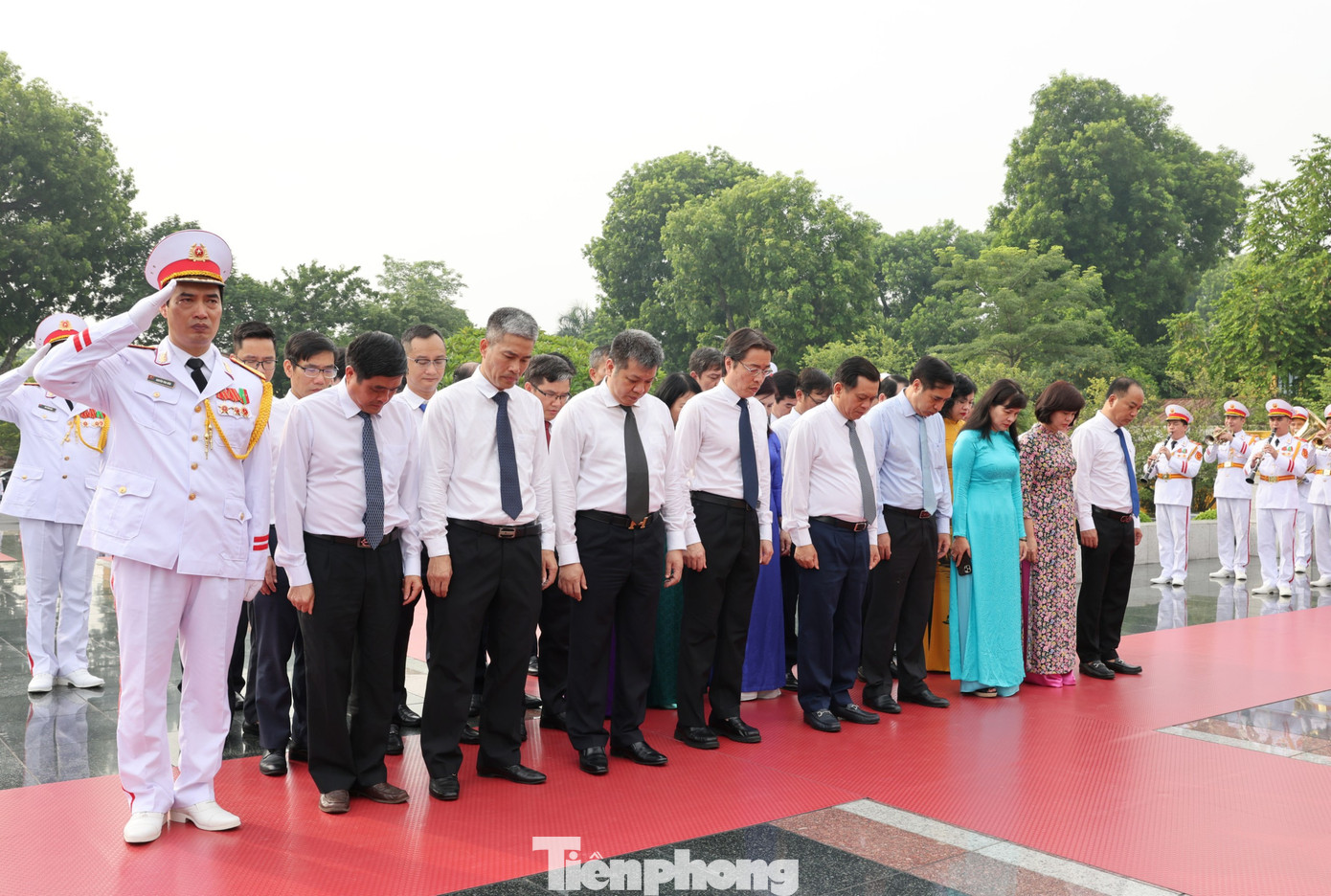 Đoàn Bộ Lao động -Thương Binh và Xã hội đặt vòng hoa tại Đài tưởng niệm các Anh hùng liệt sỹ.