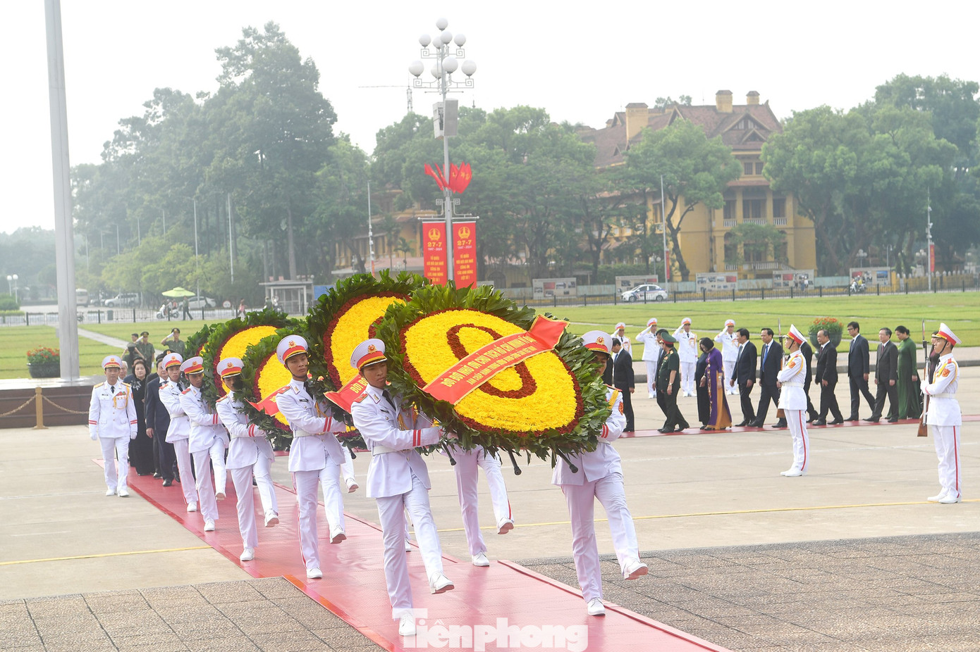 Vòng hoa của Đoàn mang dòng chữ “Đời đời nhớ ơn Chủ tịch Hồ Chí Minh vĩ đại”.