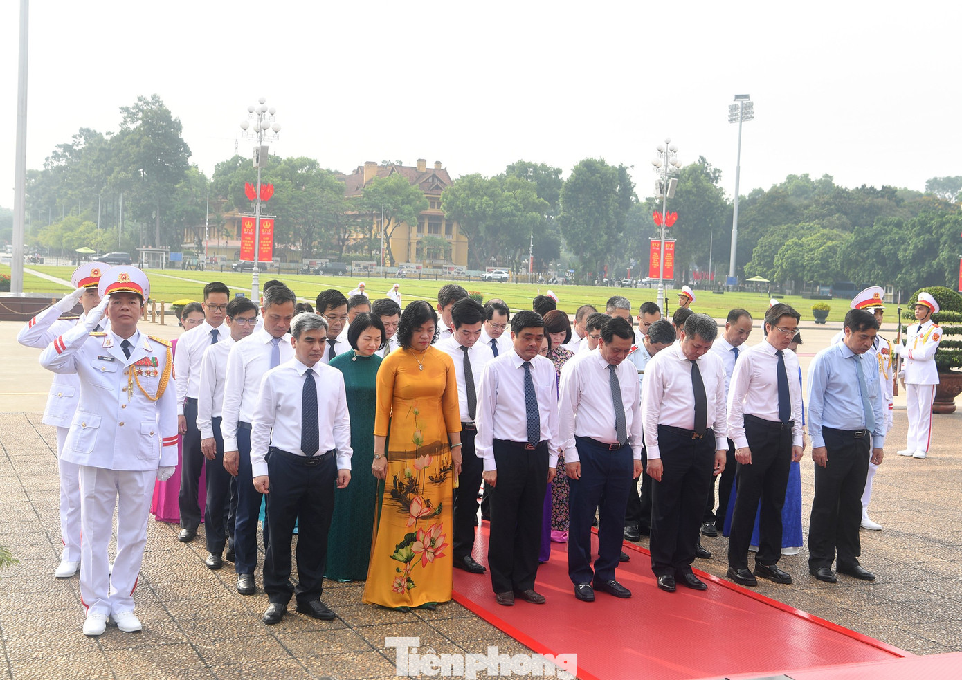 Đoàn Bộ Lao động- Thương Binh và Xã hội đặt vòng hoa, vào Lăng viếng Chủ tịch Hồ Chí Minh.