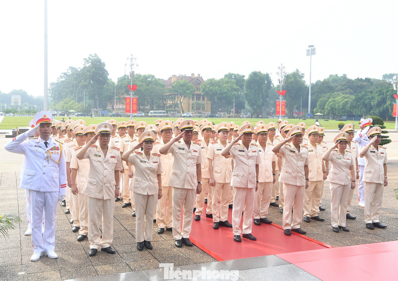 Đoàn đại biểu Đảng uỷ Công an Trung ương và Bộ Công an đặt vòng hoa, vào Lăng viếng Chủ tịch Hồ Chí Minh.
