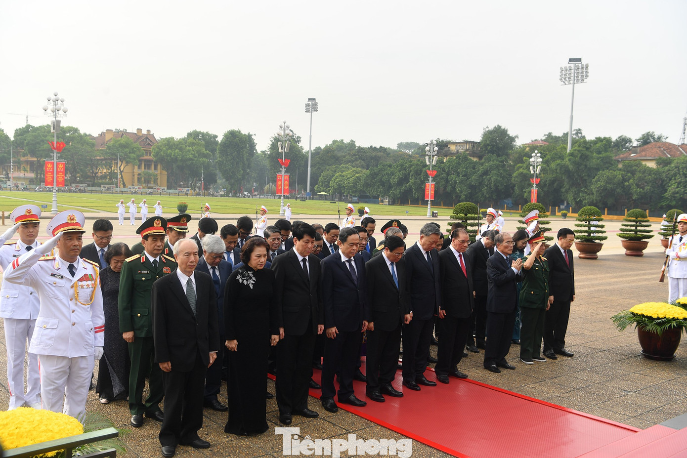 Đoàn đại biểu Ban Chấp hành Trung ương Đảng, Chủ tịch nước, Chính phủ, Quốc hội, Ủy ban Trung ương Mặt trận Tổ quốc Việt Nam đã đặt vòng hoa, vào Lăng viếng Chủ tịch Hồ Chí Minh.