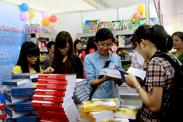 Đông đảo bạn trẻ có mặt tại Triển lãm - Hội chợ sách để tìm thêm cho mình những cuốn sách mới