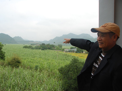 Ông chủ quán Nguyễn Minh Tiến đang giới thiệu với khách về đường băng sân bay dã chiến Thạch Quảng. Ảnh: Xuân Ba