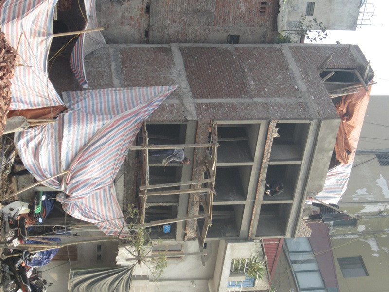 ngôi nhà 4 tầng đang được xây dựng. Mỗi tầng chia ra làm 3 phòng nhỏ có diện tích chỉ vài mét 