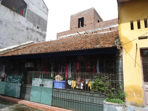 Ngôi nhà cổ của ông Đạo bị chặt đôi để xây nhà cao tầng