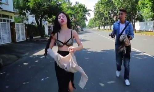 6. Cởi đồ trả lại quà: Amanda Baby (tên thật là Lệ Vân) được biết đến là ca sĩ trẻ từng xuất hiện trong nhiều MV ca nhạc. Thế nhưng, khi Amanda quyết định cởi đồ để 