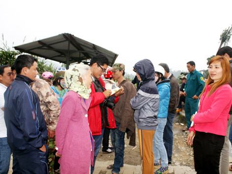 Người dân Phước Sơn bao vây Nhà máy Vàng Phước Sơn để đòi nợ ngày 26/12/2013. Ảnh: N.T