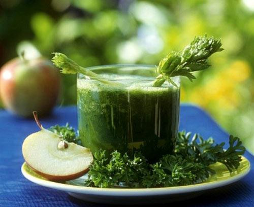 Uống nước từ các loại rau gia vị như ngải cứu, tía tô, rau diếp cá… giúp tẩy sạch các tế bào chết. 