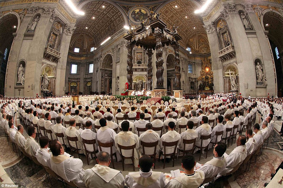 Các linh mục chăm chú nghe Giáo hoàng Francis thuyết giảng 