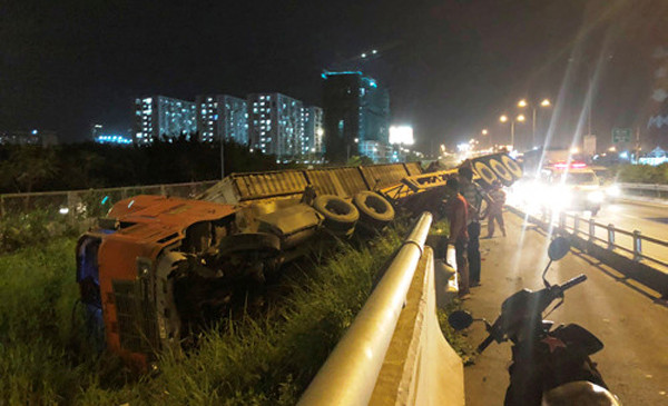 Bản tin 14H: Chú rể 'gây bão' khi rước dâu bằng xe chở hàng ảnh 2