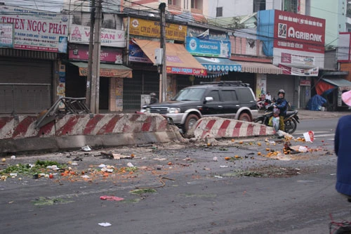 Dải phân cách bị chiếc xe tải 