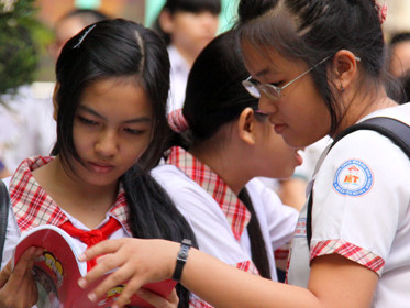 Thí sinh dự thi tuyển sinh lớp 10 năm 2011 tại hội đồng thi Trường THPT Lương Thế Vinh (TP.HCM) 