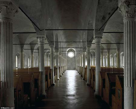 Thư viện Malatestiana ở Cesena, Italy. Đây là thư viện dân sự đầu tiên ở châu Âu cho phép người dân đọc sách. Nó đã hơn 500 tuổi