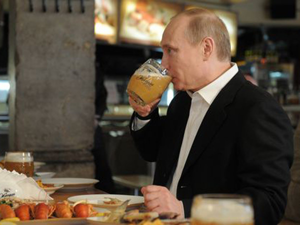 Ông Putin uống bia sau cuộc tuần hành nhân ngày Lễ Lao động 1-5-2012