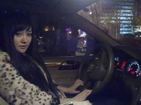 Tuy nhiên một số cư dân trên mạng biết rõ về cô gái này đã tung một loạt thông tin và hình ảnh cho rằng 