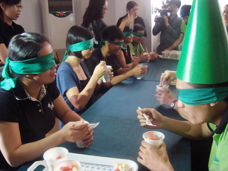 Bịt mắt ăn trong bóng đêm 