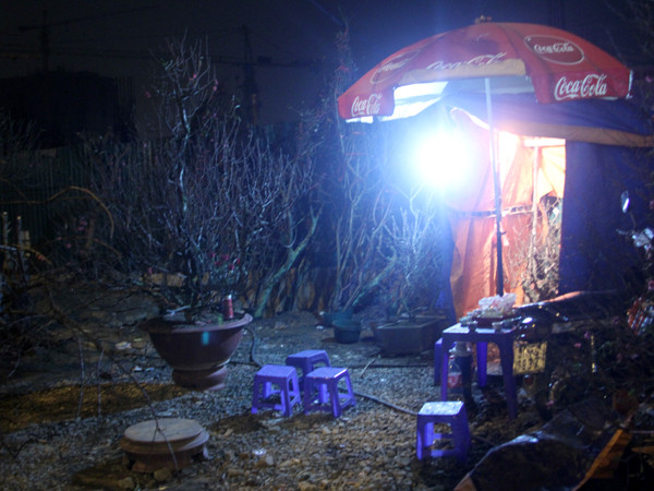 Dựng lều tạm để lấy chỗ thay nhau nghỉ