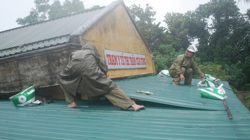 Người dân tại khu vực cảng cá Cửa Tùng chằng nhà tránh bão - Ảnh: Quốc Nam. Người dân tại khu vực cảng cá Cửa Tùng chằng nhà tránh bão - Ảnh: Quốc Nam