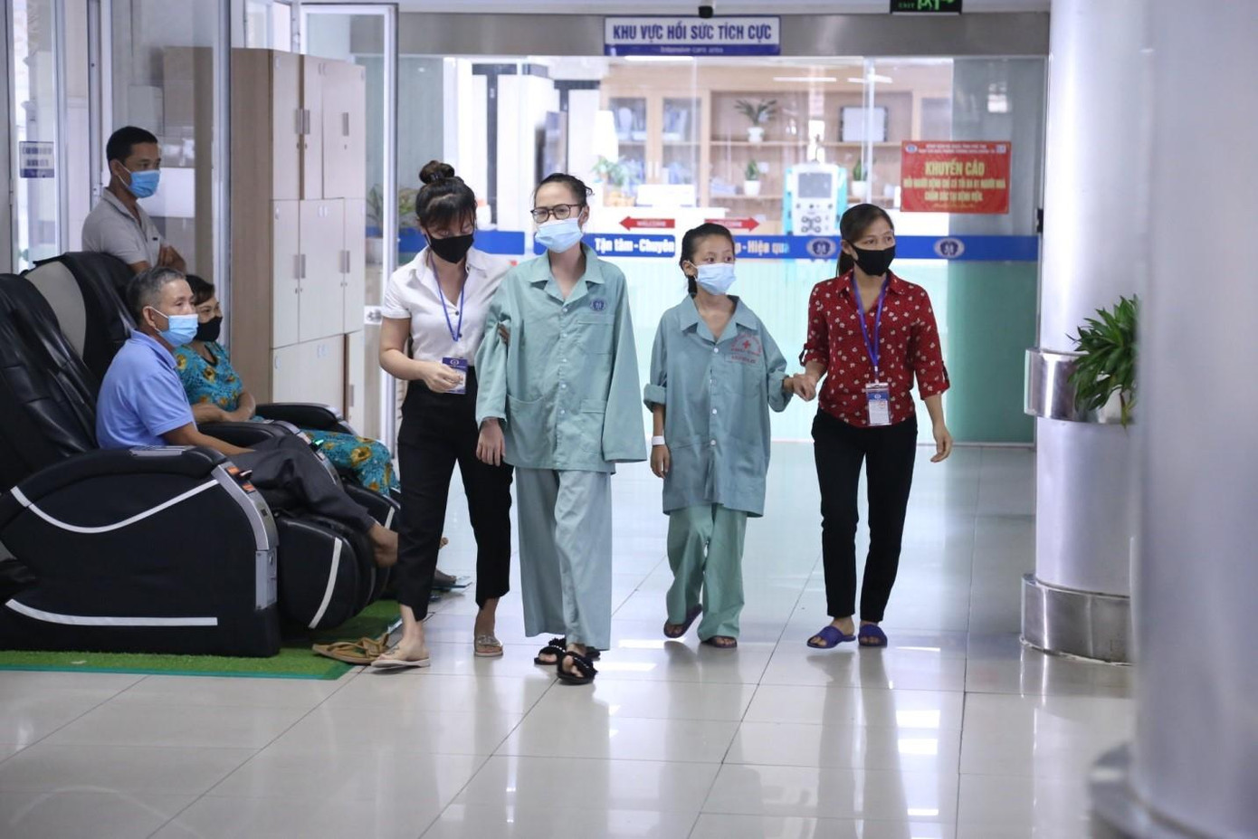 Hai bé bị lõm ngực bẩm sinh đã hồi phục tốt sau ca phẫu thuật, chuẩn bị xuất viện. Ảnh: BS cung cấp Hai bé bị lõm ngực bẩm sinh đã hồi phục tốt sau ca phẫu thuật, chuẩn bị xuất viện. Ảnh: BS cung cấp