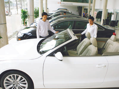 Giá ô tô ngày càng cao do chính sách thuế và biện pháp hạn chế nhập khẩu	Ảnh: Hồng Vĩnh