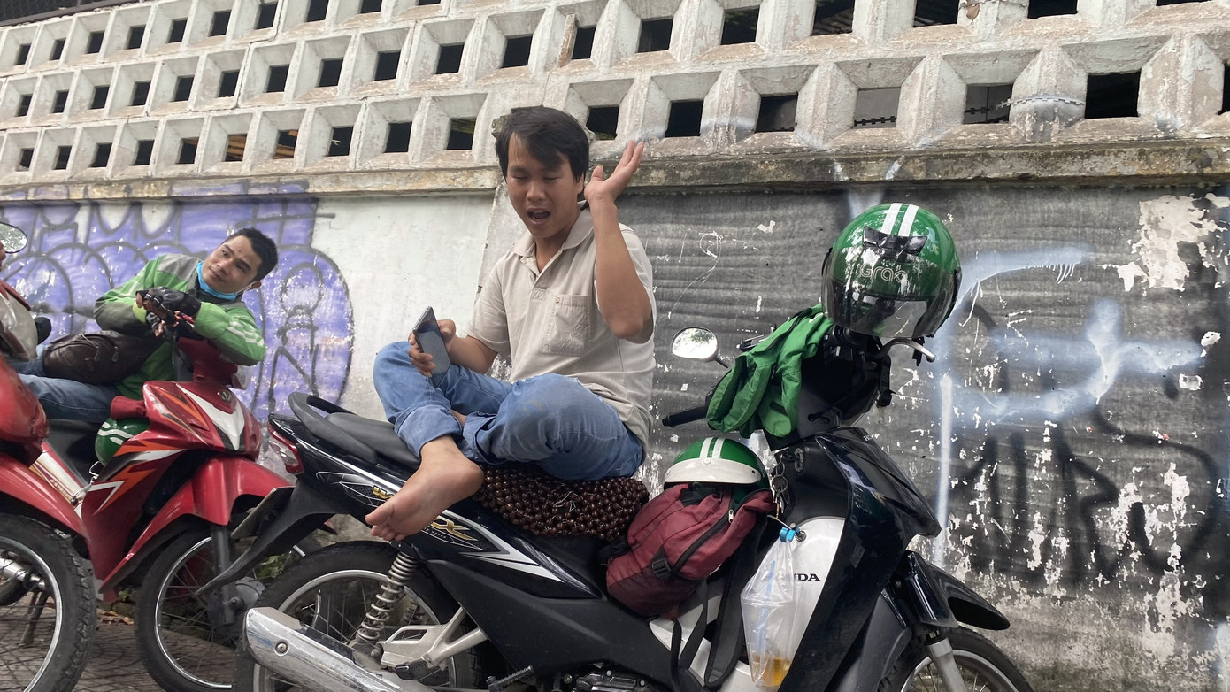 Sợ COVID-19 quay lại, người dân TP HCM đổ xô mua khẩu trang ảnh 21