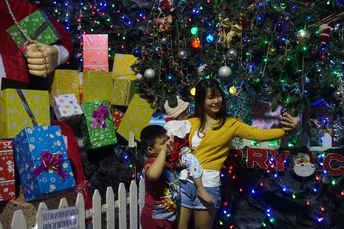 Người dân TPHCM vui chơi đón Giáng sinh trong tiết trời se lạnh ảnh 1