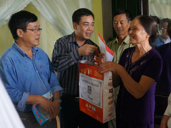 Anh Nguyễn Văn Huy, Phó bí thư Tỉnh đoàn Thái Bình trao qua cho gia đình