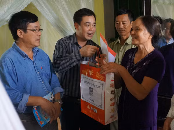 Anh Nguyễn Văn Huy, Phó bí thư Tỉnh đoàn Thái Bình trao qua cho gia đình