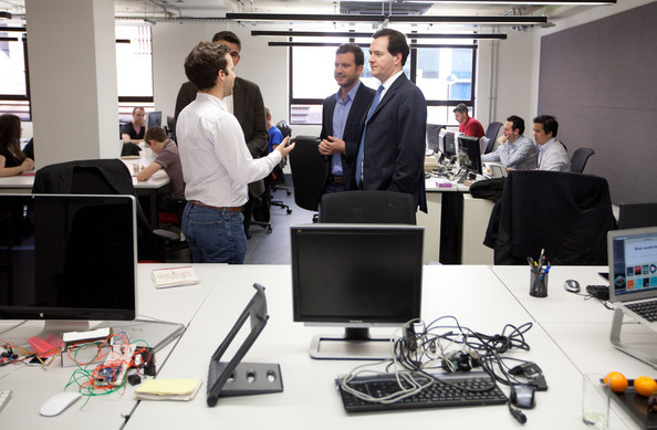 Các nhân viên Google làm việc trong phòng mạng