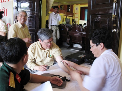 Kiểm tra huyết áp trước khi vào Đại hội. Ảnh: T.H