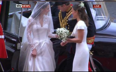 Trang Thời trang tờ Điện tín Anh cảm thán, chiếc váy cưới sang trọng, thời trang và hệt như một chiếc váy cổ tích. Chiếc váy thật thích hợp với một công nương do được kết hợp với phong cách của công chúa hiện đại thế kỉ 20 của Grace Kelly từng thiết kế cho cố công nương Diana – mẹ chồng Kate. Váy cưới không dây, lót ngực thời Victoria, khít eo và đuôi vét quét dài. Khoác phía ngoài là một chiếc áo ren thủ công. Tay áo dài, kiểu thời Trung cổ, chất liệu thân váy gồm ngà và xa-tanh trắng Chiếc váy cưới được hội tụ nhiều tính kế thừa của những chiếc váy cưới nơi Hoàng gia cũng như mang tính lịch sử riêng của nó. Nhóm học sinh trường May thêu Hoàng gia thực hiện bằng tay tại Cung điện Hampton. Kĩ năng thêu ren xuất phát từ Ai-len những năm 20 thế kỉ 19. Ren thêu hình hoa hồng, cúc đại đóa, thủy tiên, nhành lá dương xỉ. Họa tiết này được thể hiện trong đôi giày và tấm voan đội đầu của cô đâu. Đuôi voan dài 3 mét. Vương miện đội đầu Kate được sản xuất từ năm 1936 và được thừa kế lại từ Hoàng gia. Khuyên tai được kết từ kim cương hình chiếc lá sổi, niềm cảm hứng từ thành viên của gia đình Middleton, rất hợp đôi cùng chiếc vương miện. Shane Connelly thể hiện thông điệp từ những loài hoa gắn kết bó hoa cô dâu ôm, gồm nhiều loài hoa: biểu tượng cho hạnh phúc, lịch thiệp, tình yêu vĩnh hằng, chung thủy, đam mê và một cuộc sống hôn nhân tràn ngập tình yêu. Những chiếc váy phù dâu cũng do Sarah Burton (hãng Alexander McQueen) thiết kế, có kết xếp nếp bằng xa-tanh, trắng ngà, cùng chi tiết ren giống như váy cô dâu. Những chiếc váy của các bé gái xinh xắn cũng được thiết kế đầy tinh tế Kể từ lúc đôi uyên ương Will – Kate tuyên bố lễ thành hôn, các nhà thiết kế thời trang đã vào cuộc đua giành quyền sáng tạo váy cưới cho Lễ cưới hoàng gia. Sarah Burton đã chiến thắng. 35 tuổi, nhà thiết kế lừng lẫy sinh ra tại thành phố Manchester, hiện Sarah Burton đang là giám đốc sáng tạo thương hiệu Alexander McQueen hồi tháng 5 năm ngoái. Cô đã hoạt động 12 năm liên tục trong nghề. Trang Thời trang tờ Điện tín Anh cảm thán, chiếc váy cưới sang trọng, thời trang và hệt như một chiếc váy cổ tích. Chiếc váy thật thích hợp với một công nương do được kết hợp với phong cách của công chúa hiện đại thế kỉ 20 của Grace Kelly từng thiết kế cho cố công nương Diana – mẹ chồng Kate. Váy cưới không dây, lót ngực thời Victoria, khít eo và đuôi vét quét dài. Khoác phía ngoài là một chiếc áo ren thủ công. Tay áo dài, kiểu thời Trung cổ, chất liệu thân váy gồm ngà và xa-tanh trắng Chiếc váy cưới được hội tụ nhiều tính kế thừa của những chiếc váy cưới nơi Hoàng gia cũng như mang tính lịch sử riêng của nó. Nhóm học sinh trường May thêu Hoàng gia thực hiện bằng tay tại Cung điện Hampton. Kĩ năng thêu ren xuất phát từ Ai-len những năm 20 thế kỉ 19. Ren thêu hình hoa hồng, cúc đại đóa, thủy tiên, nhành lá dương xỉ. Họa tiết này được thể hiện trong đôi giày và tấm voan đội đầu của cô đâu. Đuôi voan dài 3 mét. Vương miện đội đầu Kate được sản xuất từ năm 1936 và được thừa kế lại từ Hoàng gia. Khuyên tai được kết từ kim cương hình chiếc lá sổi, niềm cảm hứng từ thành viên của gia đình Middleton, rất hợp đôi cùng chiếc vương miện. Shane Connelly thể hiện thông điệp từ những loài hoa gắn kết bó hoa cô dâu ôm, gồm nhiều loài hoa: biểu tượng cho hạnh phúc, lịch thiệp, tình yêu vĩnh hằng, chung thủy, đam mê và một cuộc sống hôn nhân tràn ngập tình yêu. Những chiếc váy phù dâu cũng do Sarah Burton (hãng Alexander McQueen) thiết kế, có kết xếp nếp bằng xa-tanh, trắng ngà, cùng chi tiết ren giống như váy cô dâu. Những chiếc váy của các bé gái xinh xắn cũng được thiết kế đầy tinh tế Kể từ lúc đôi uyên ương Will – Kate tuyên bố lễ thành hôn, các nhà thiết kế thời trang đã vào cuộc đua giành quyền sáng tạo váy cưới cho Lễ cưới hoàng gia. Sarah Burton đã chiến thắng. 35 tuổi, nhà thiết kế lừng lẫy sinh ra tại thành phố Manchester, hiện Sarah Burton đang là giám đốc sáng tạo thương hiệu Alexander McQueen hồi tháng 5 năm ngoái. Cô đã hoạt động 12 năm liên tục trong nghề.