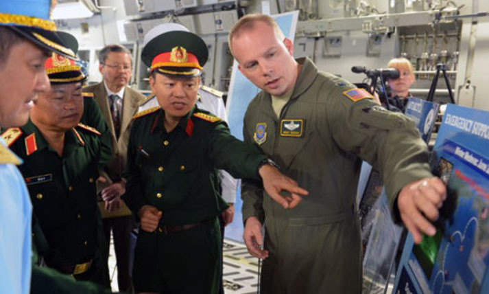 Thượng tướng cùng đoàn đi thăm Căn cứ không quân Lewis-McChord của Mỹ. Thượng tướng cùng đoàn đi thăm Căn cứ không quân Lewis-McChord của Mỹ