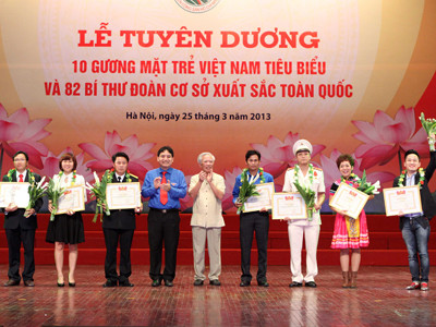 Nguyễn Huỳnh Đông (thứ hai từ trái sang) trong lễ tuyên dương 10 gương mặt trẻ tiêu biểu Việt Nam 2012. Ảnh: TTXVN