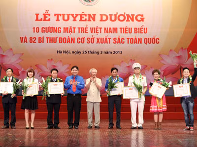 Nguyễn Huỳnh Đông (thứ hai từ trái sang) trong lễ tuyên dương 10 gương mặt trẻ tiêu biểu Việt Nam 2012. Ảnh: TTXVN