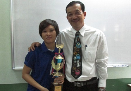 Ngọc Trân và thầy giáo truyền nghề bartender Võ Tấn Sĩ. . Ngọc Trân và thầy giáo truyền nghề bartender Võ Tấn Sĩ.