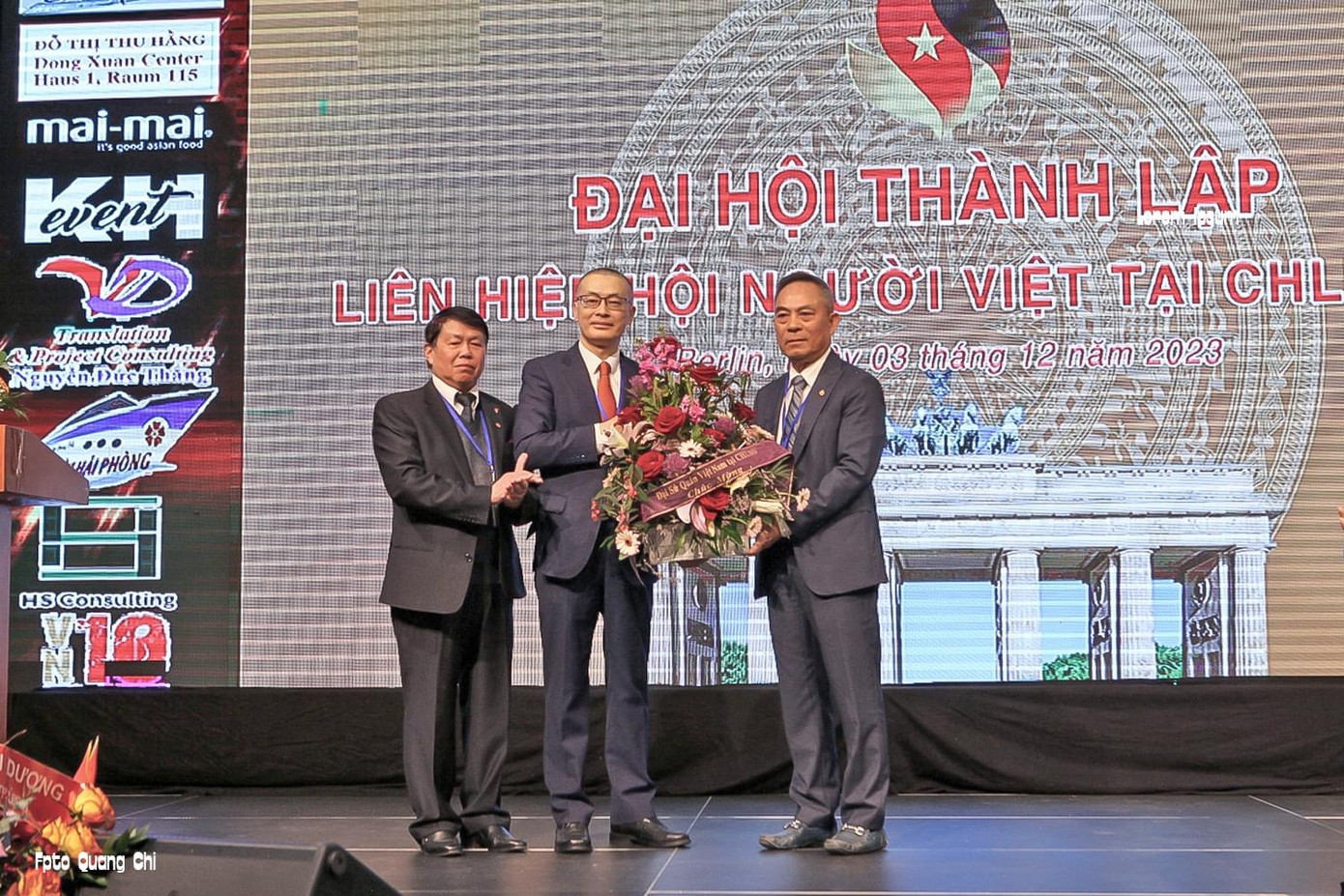 Đại sứ Việt Nam tại Đức tặng hoa chúc mừng Chủ tịch Nguyễn Văn Hiền (ngoài cùng bên phải).