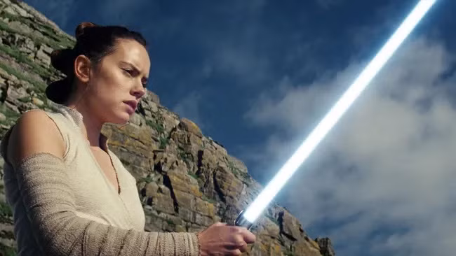 Thanh kiếm laser trong "Chiến tranh giữa các vì sao". (Ảnh: Bộ sưu tập Christophel © Walt Disney pictures / Lucasfilm / Ram Bergman productions / Alamy Stock Photo) Thanh kiếm laser trong "Chiến tranh giữa các vì sao". (Ảnh: Bộ sưu tập Christophel © Walt Disney pictures / Lucasfilm / Ram Bergman productions / Alamy Stock Photo)