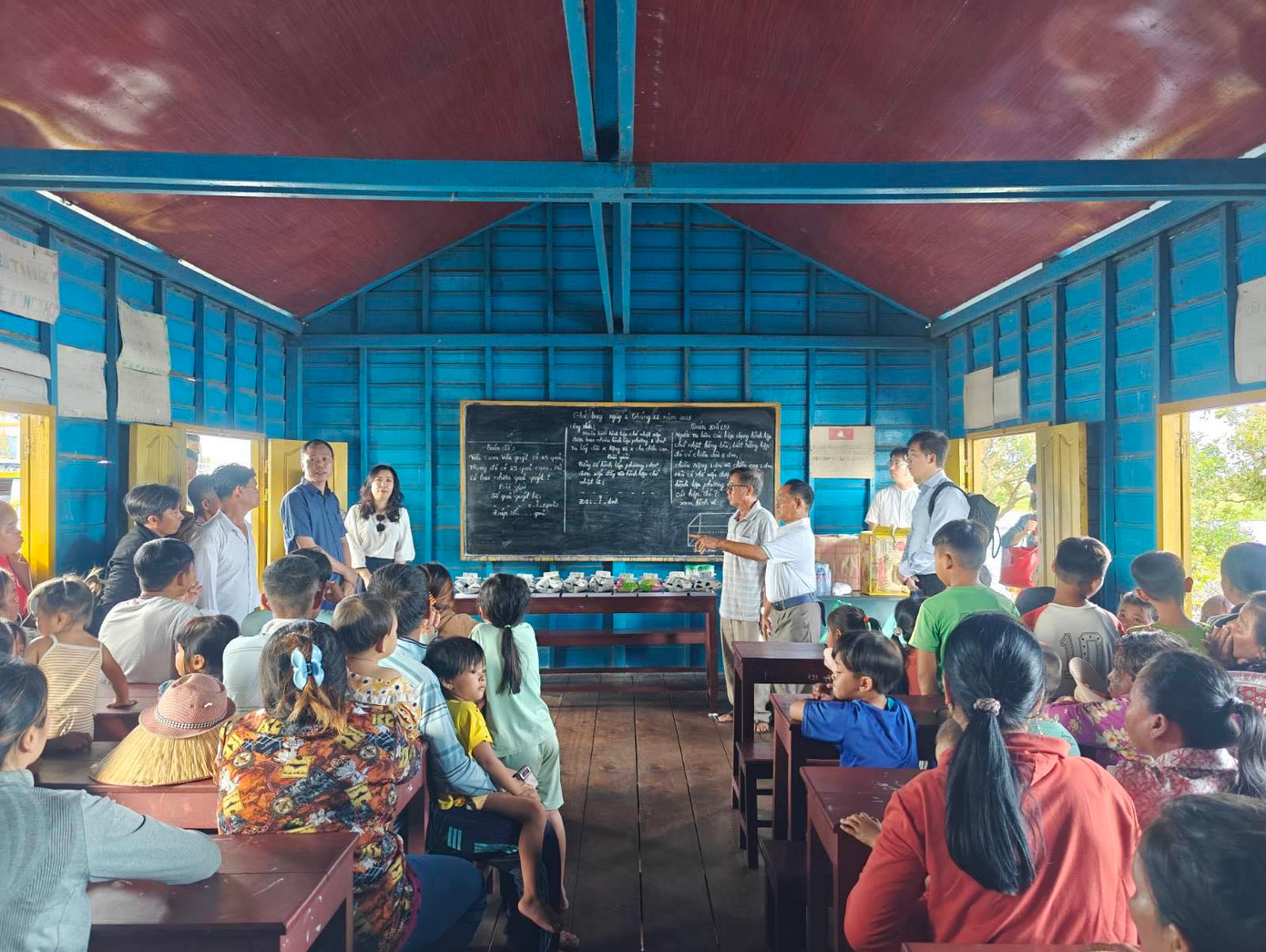 Thứ trưởng Lê Thị Thu Hằng và Đoàn công tác thăm bà con và lớp học trên Biển Hồ tại làng nổi Kbal Tao, tỉnh Battambang.