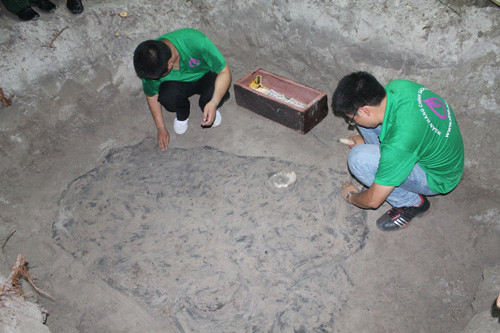 Các nhân viên trong đồng phục Ngân hàng CSXH trực tiếp tham gia tìm kiếm quy tập 'hài cốt liệt sĩ' tại Quảng Trị. Các nhân viên trong đồng phục Ngân hàng CSXH trực tiếp tham gia tìm kiếm quy tập HCLS tại Quảng Trị